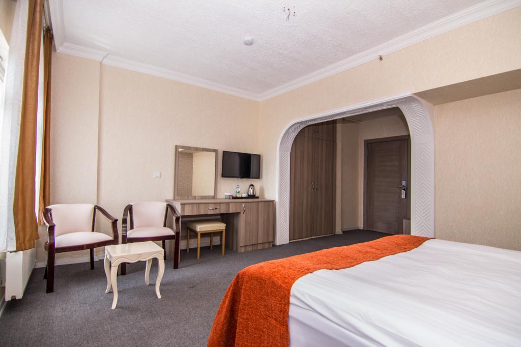 An Grand Hotel — 3
