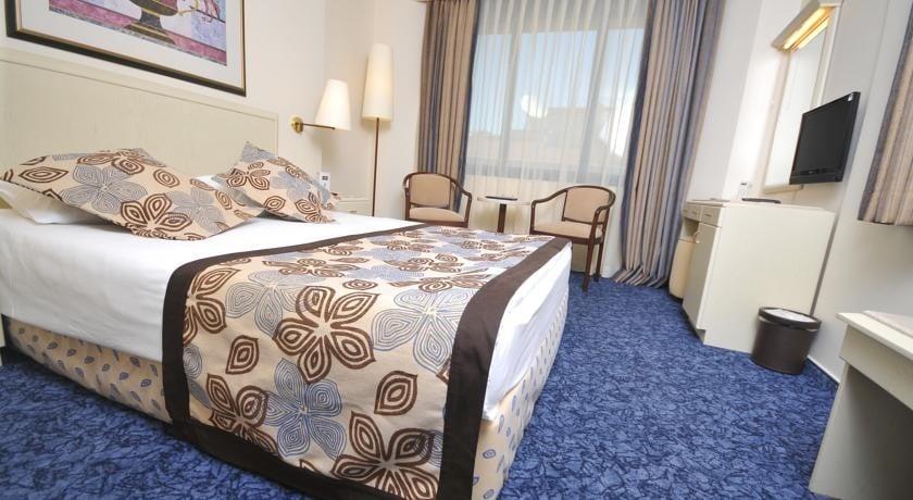 Class Hotel — 10