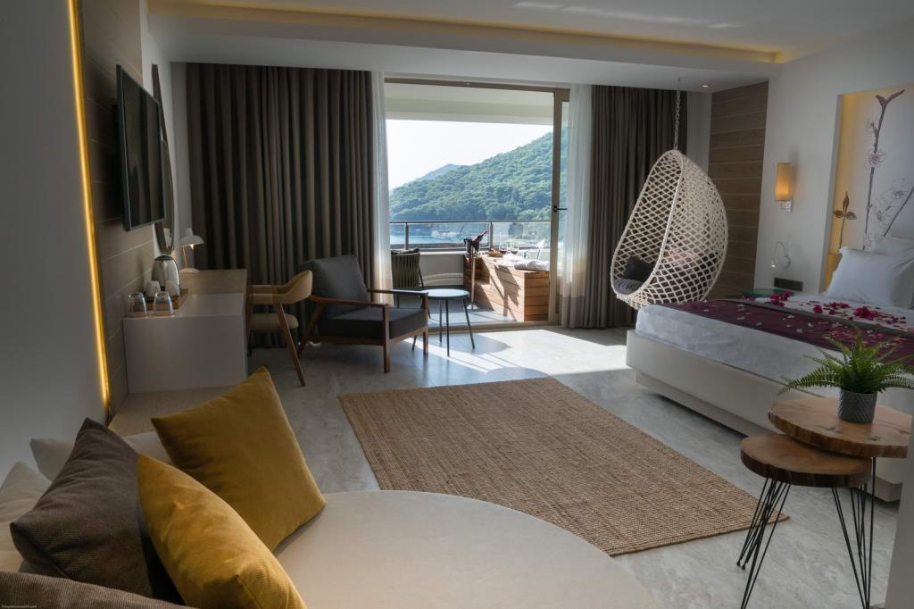 Melanippe Relaxing Hotel +14 — 4