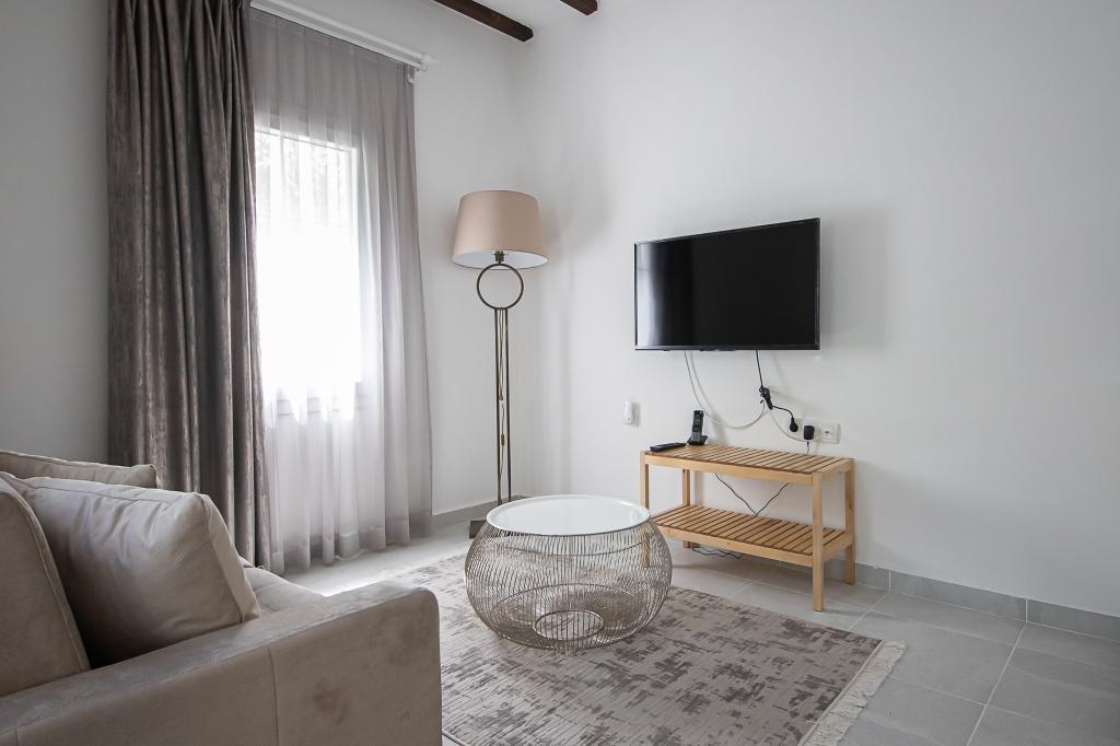 Flag Suites (+12 ) — 8