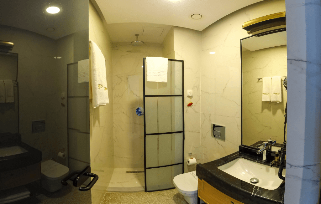 Maroon Hotel Tomtom — 8