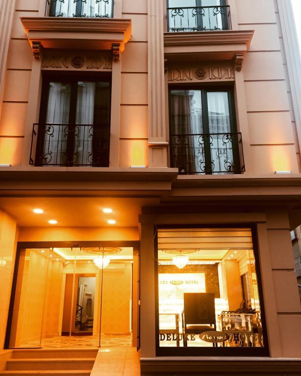 Deluxe Newport Hotel — 2