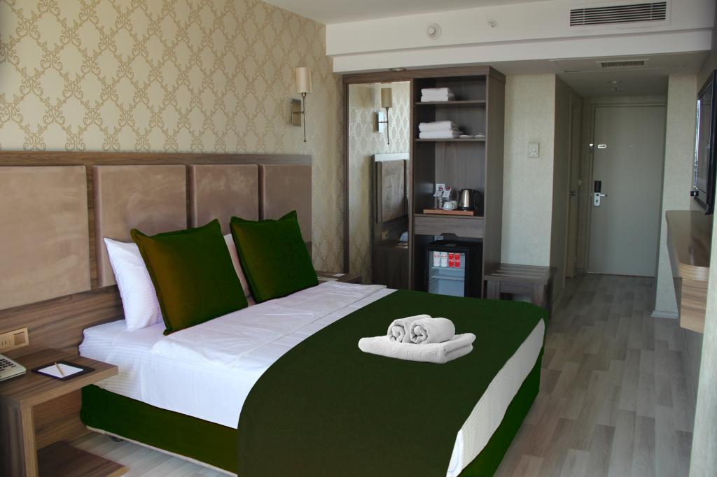 Euro Plaza Hotel — 4