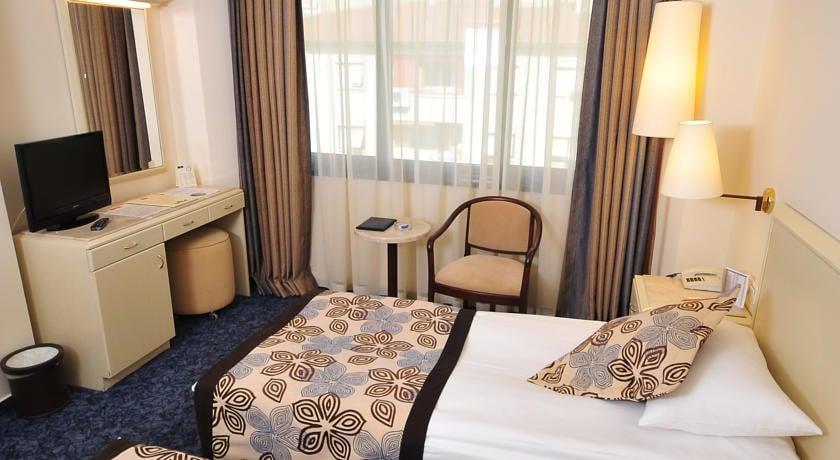 Class Hotel — 9