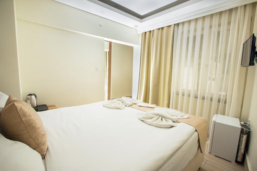Honey Hotel — 4