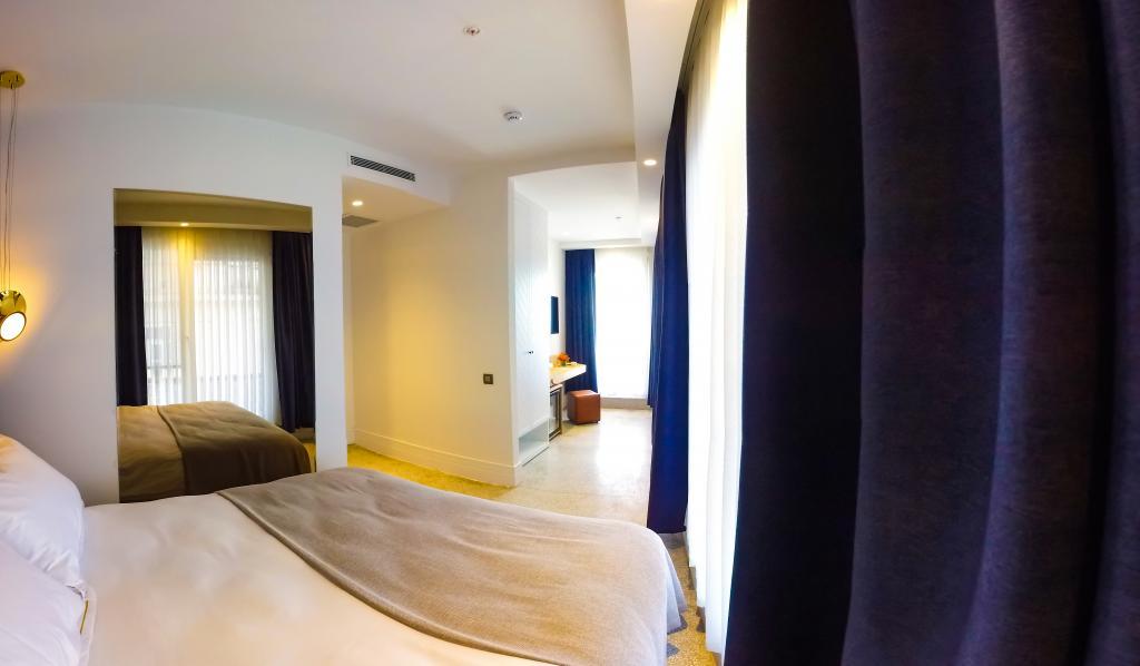Maroon Hotel Tomtom — 9