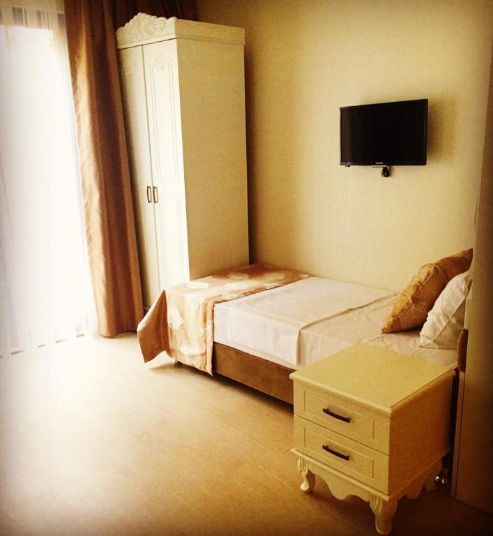 Deluxe Newport Hotel — 5