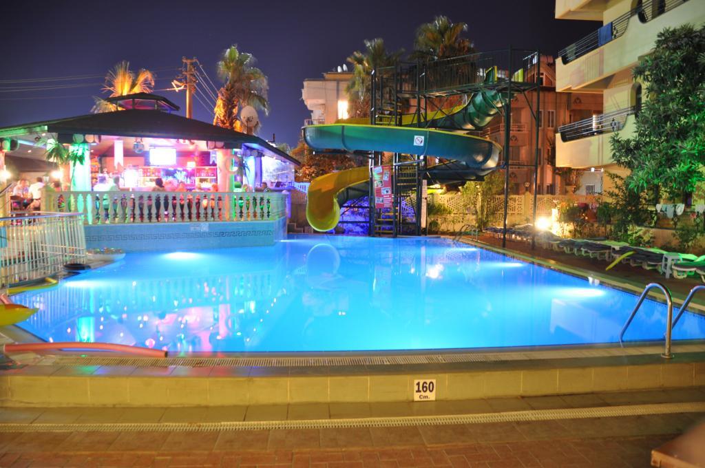 Maxwell Holiday Club — 2