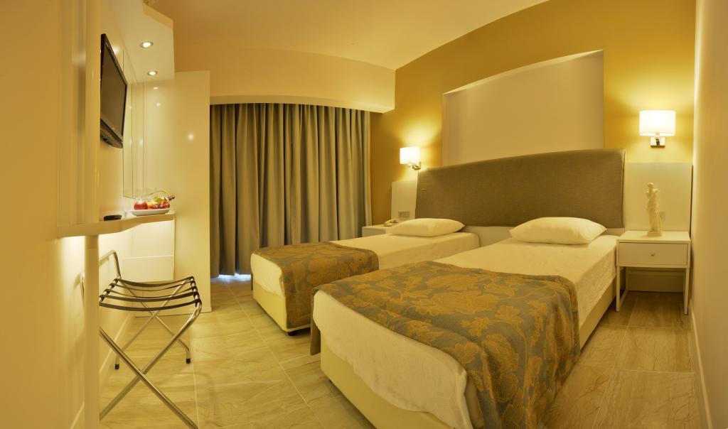 Maris Beach Hotel — 3