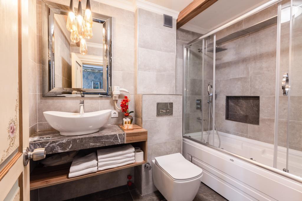 Romantic Hotel — 5