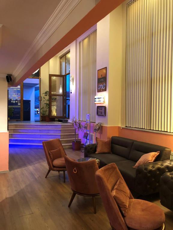 Hotel Crowded House — 5
