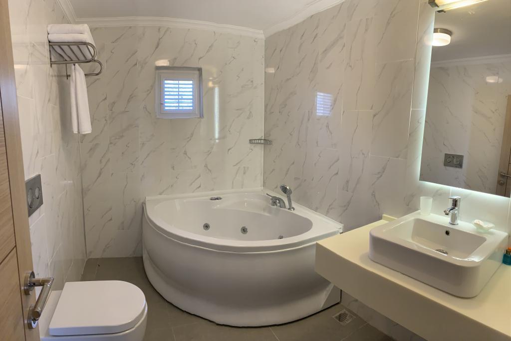 Moonshine Hotel & Suites — 8