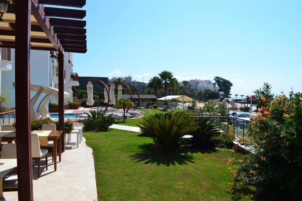 Small Beach Hotel — 8