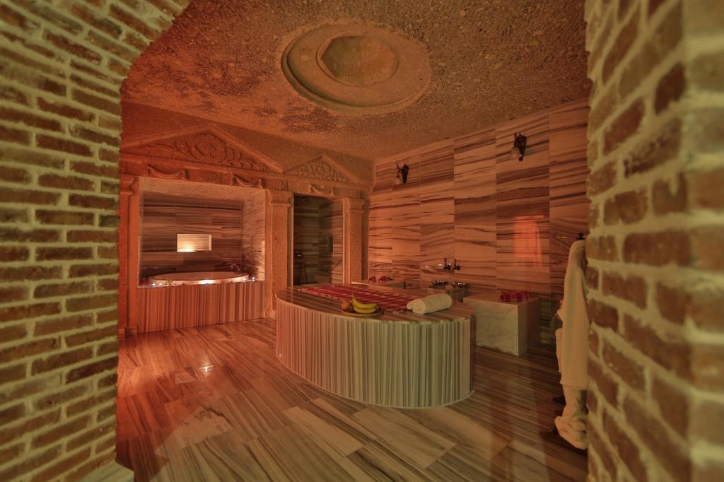 Holiday Cave Hotel — 4