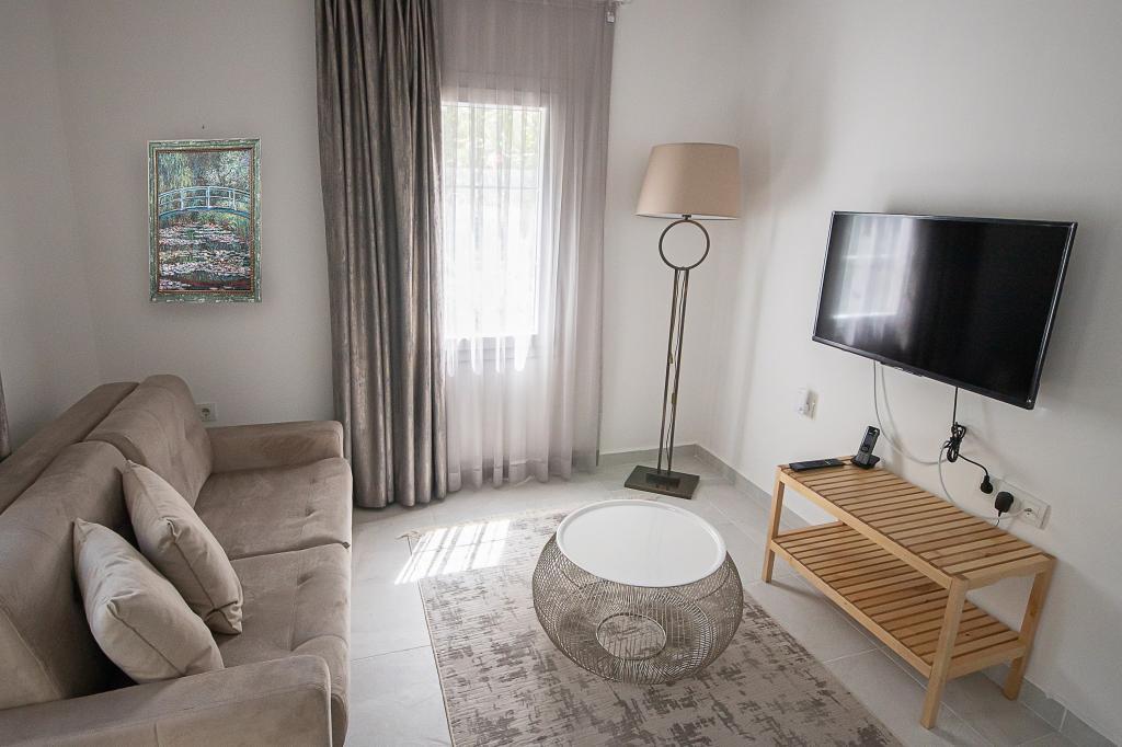 Flag Suites (+12 ) — 6