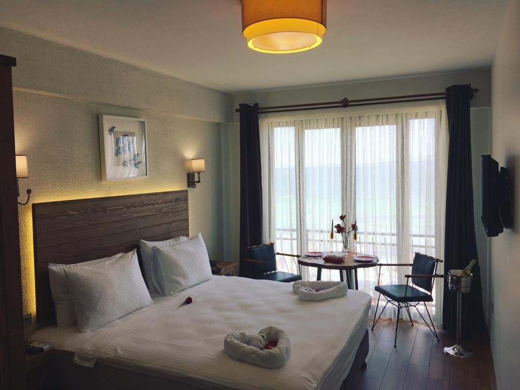 8 Rooms Hotel — 2