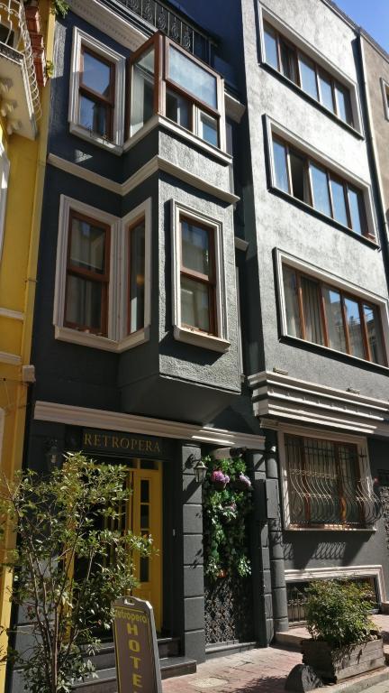 Retropera Hotel