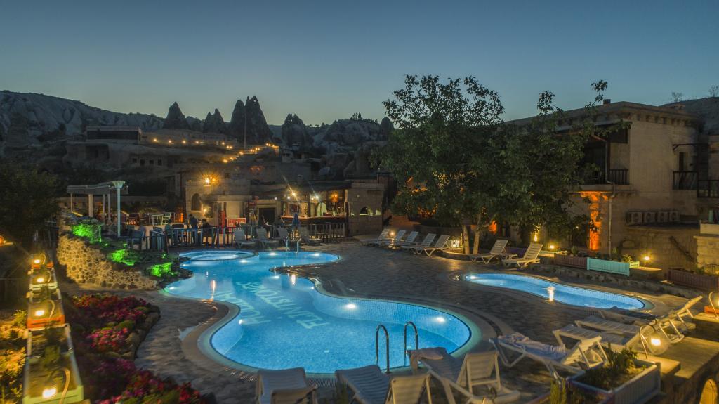 Holiday Cave Hotel — 1