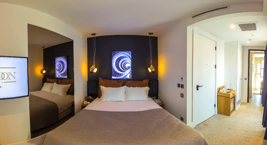 Maroon Hotel Tomtom — 2