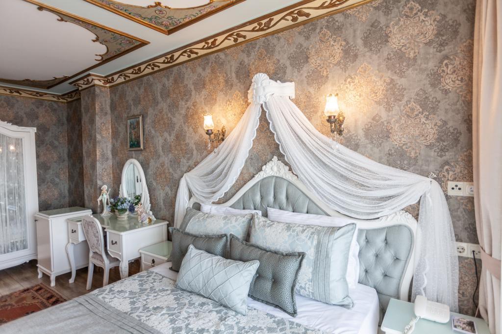 Romantic Hotel — 6