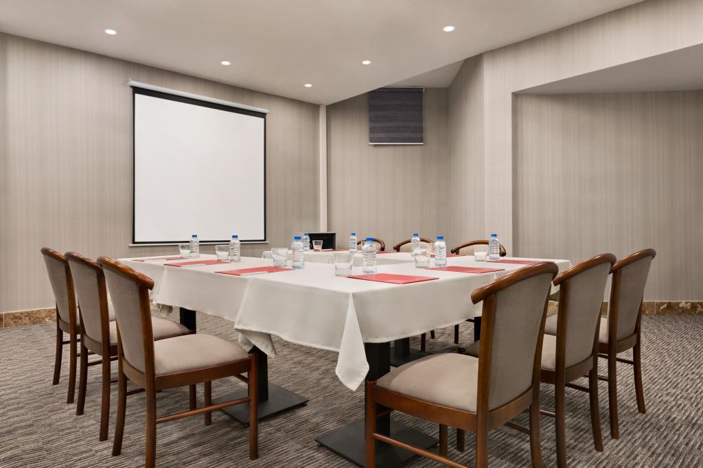 Ramada By Wyndham Van — 6