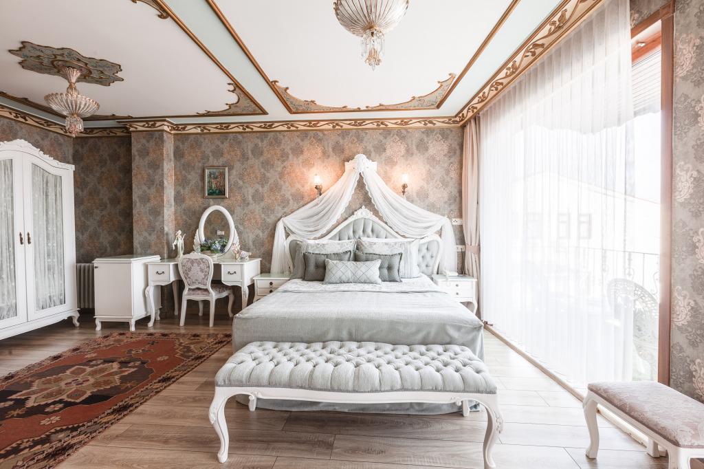 Romantic Hotel — 10