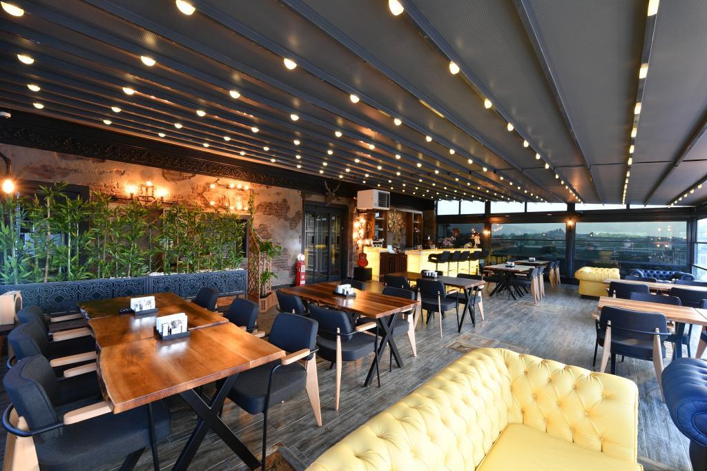 Dlux Hotel — 4