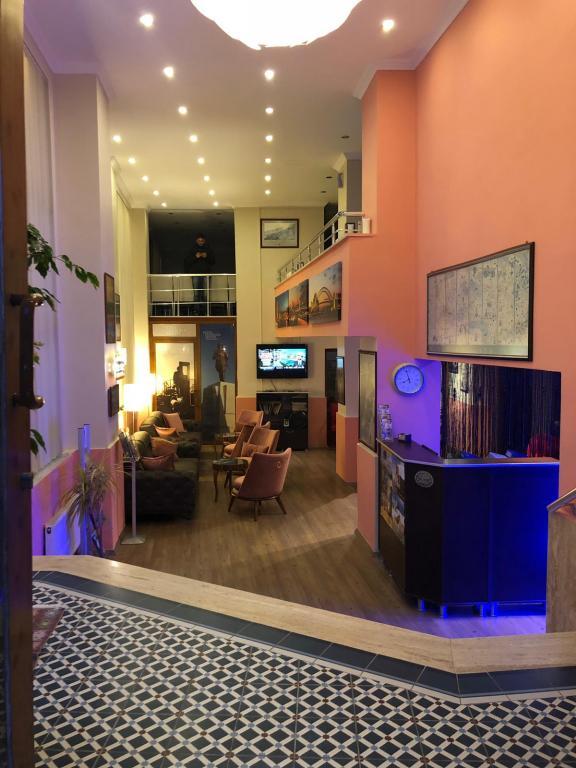 Hotel Crowded House — 2
