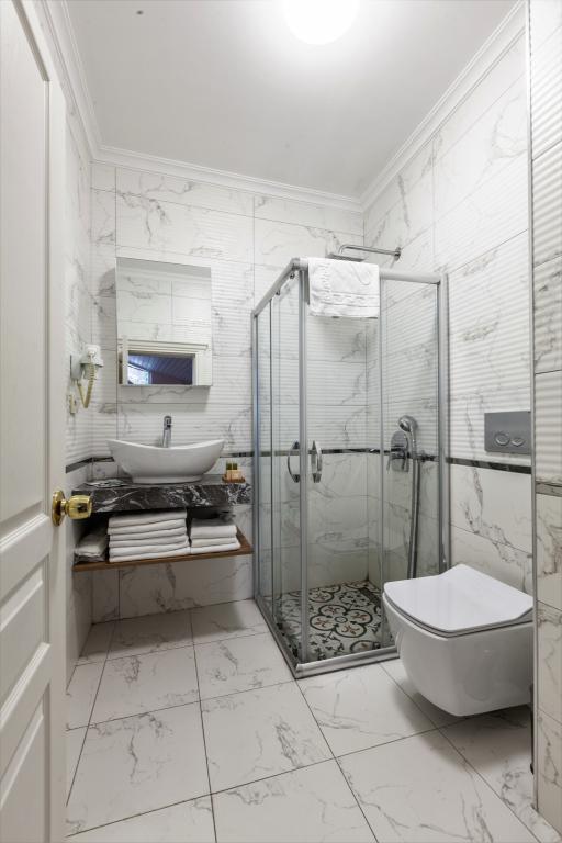 Romantic Hotel — 8