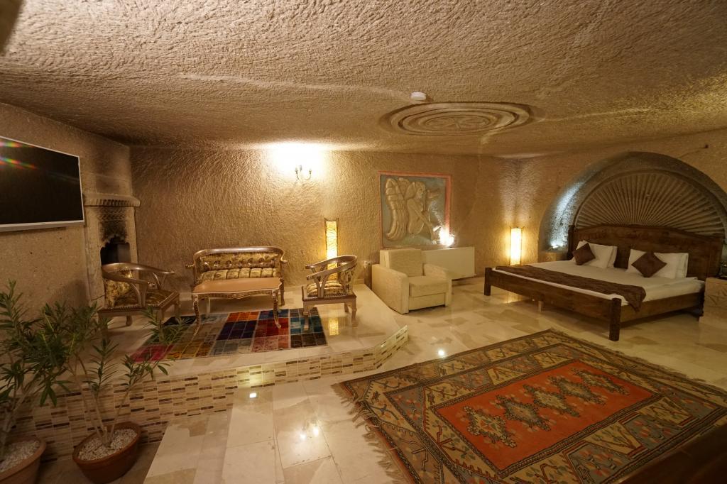 Roma Cave Suite — 8