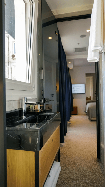 Maroon Hotel Tomtom — 4