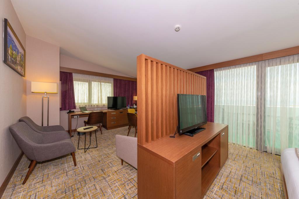 Land Park Hotel — 10
