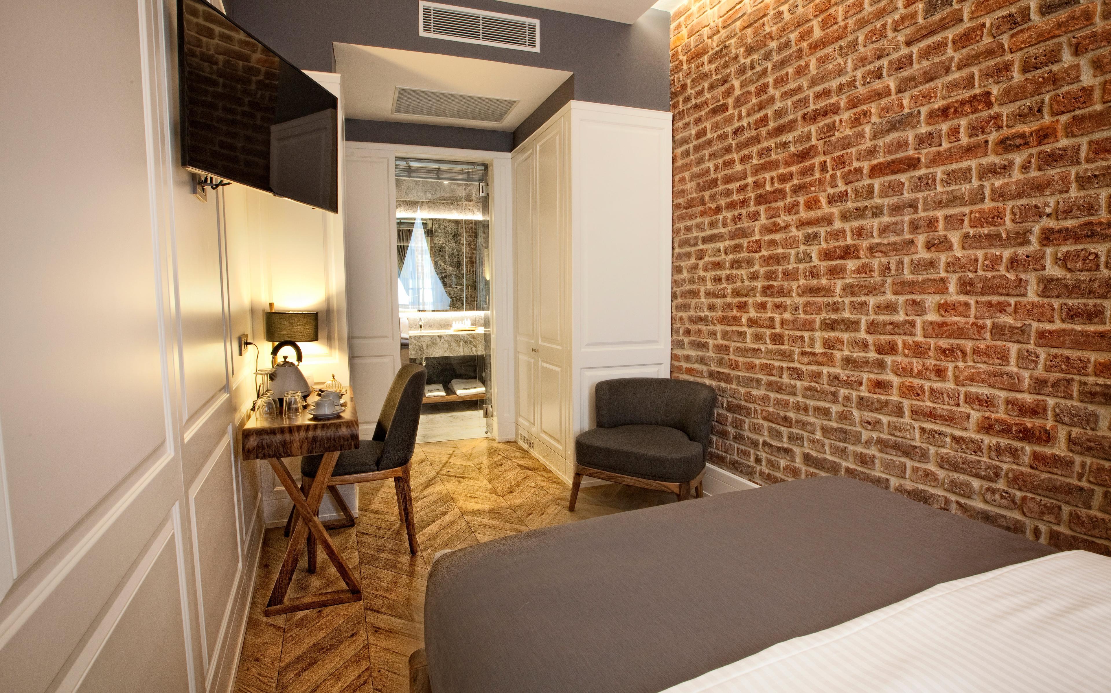 Hotel Miniature — 3