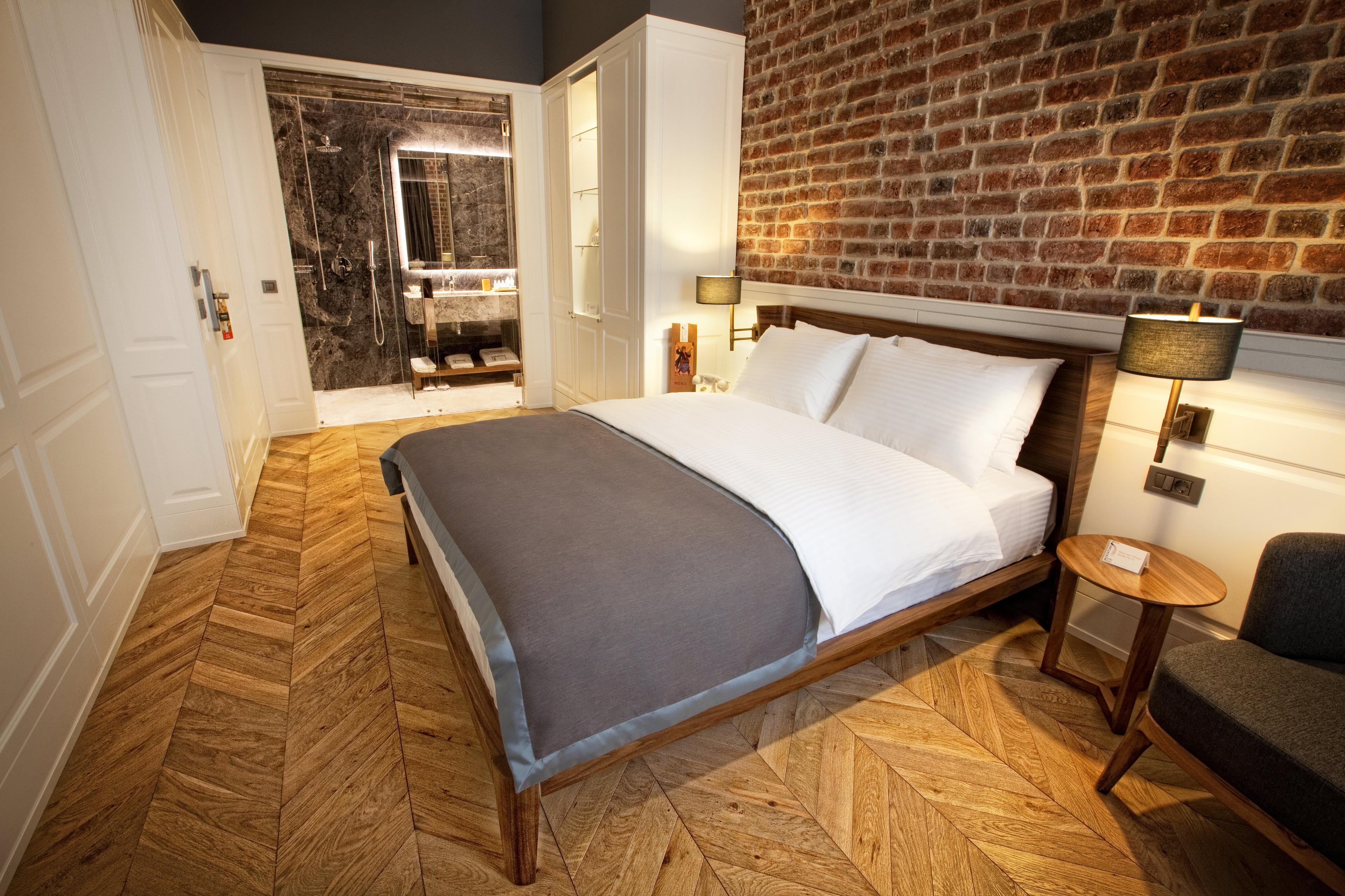 Hotel Miniature — 8