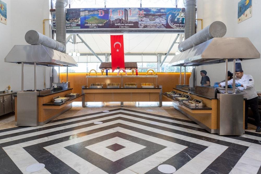 The Holiday Resort Hotel