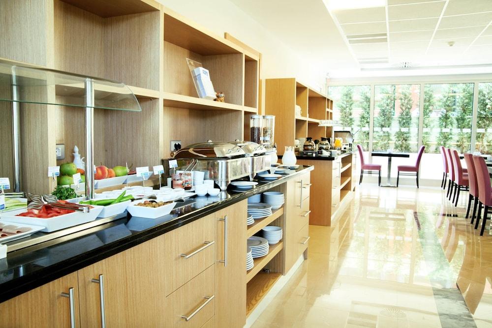 Holiday Inn Express Istanbul - Altunizade — 10