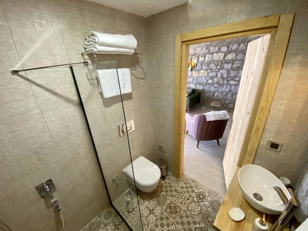Assos Karadut Tas Otel — 3
