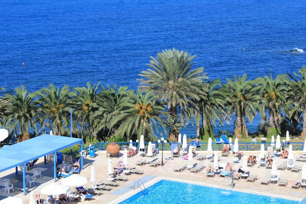 Queen's Bay Hotel — 2