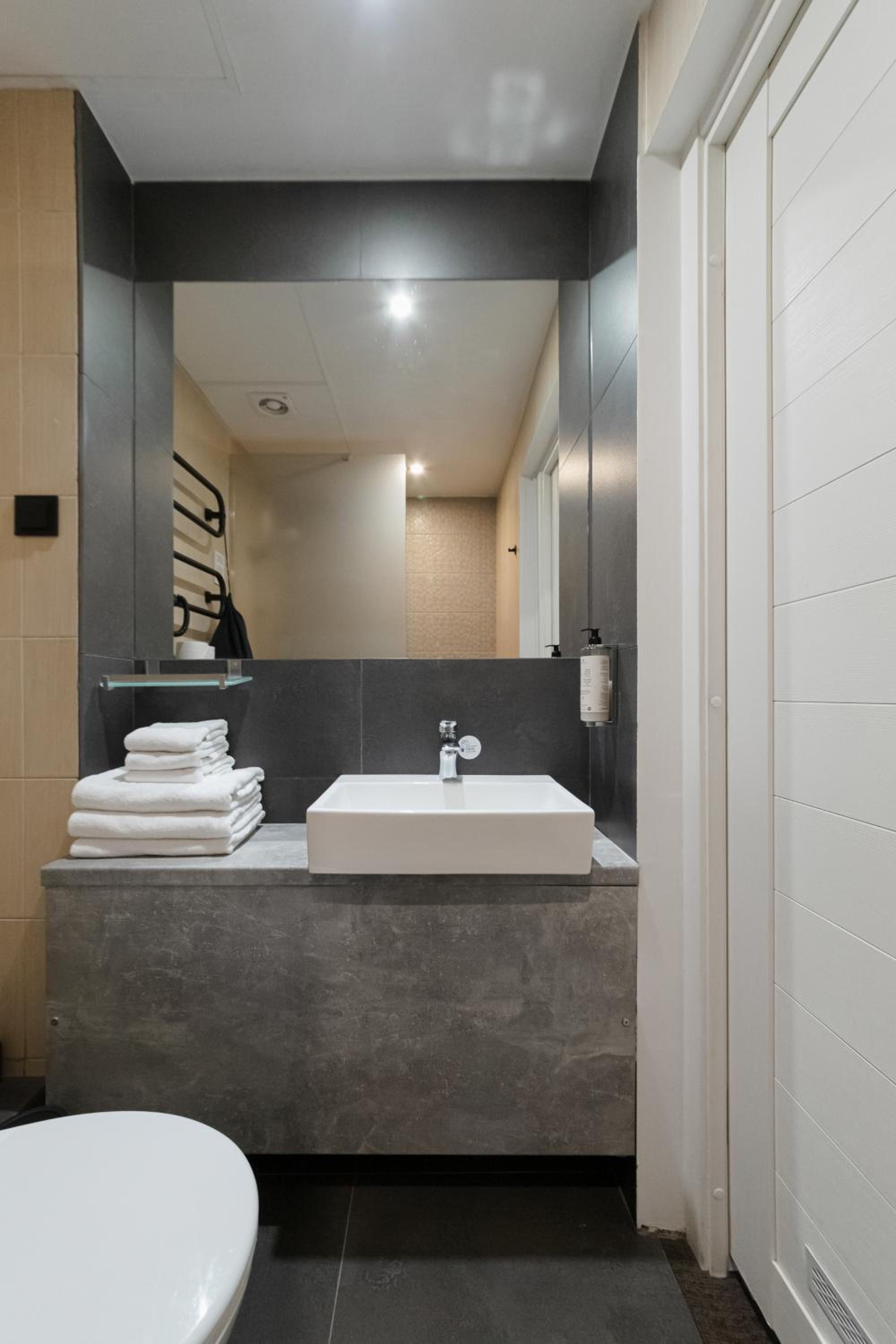 Corner Hotel 1058848 — 4