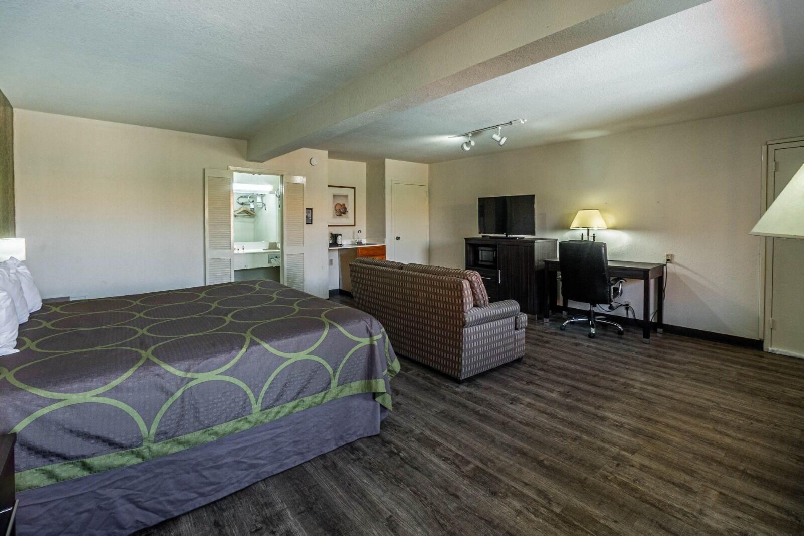 Super 8 By Wyndham El Paso Airport — 4