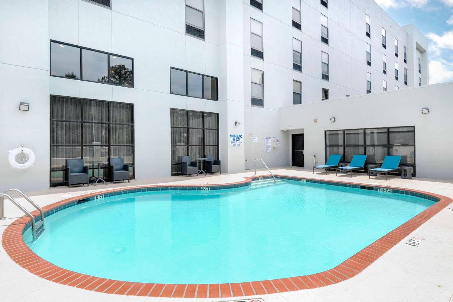 Hampton Inn & Suites Burlington NC — 6