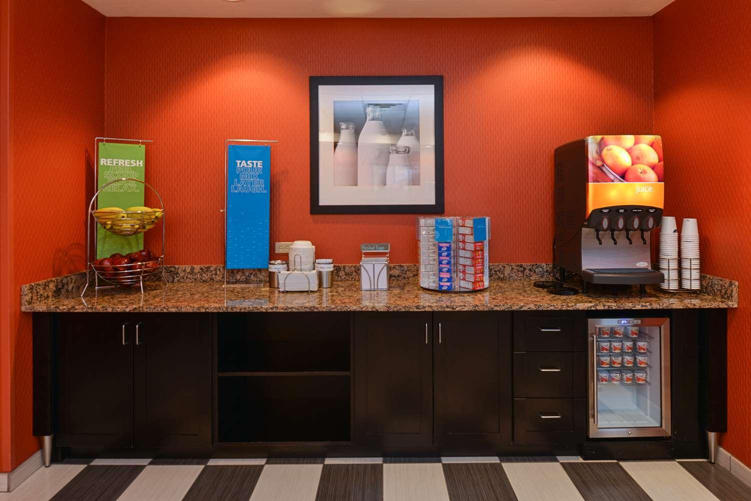 Hampton Inn and Suites Albuquerque-Coors Road — 6