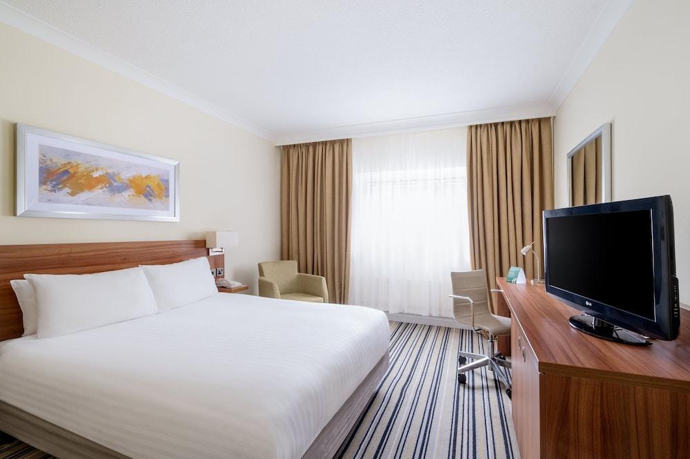 HOLIDAY INN LEEDS GARFORTH — 10