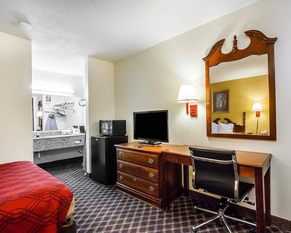 Econo Lodge Dyersburg I-155 — 10