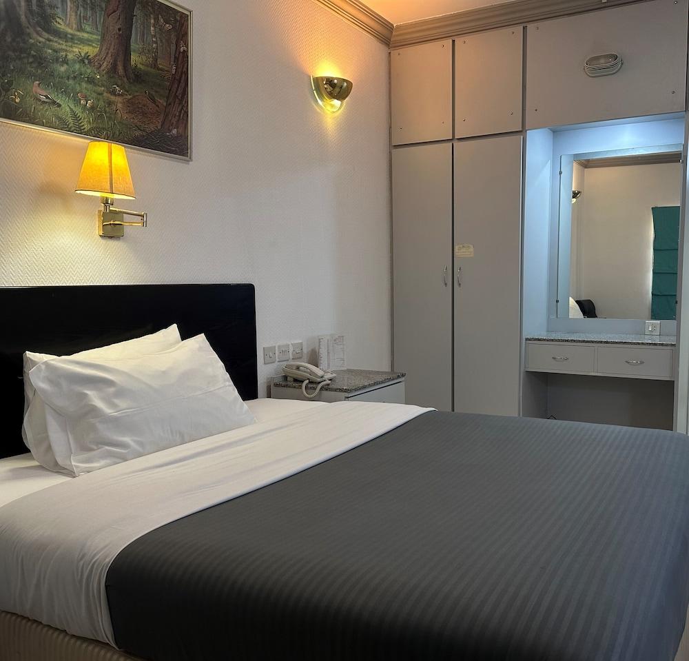 Grand Astoria Hotel — 8