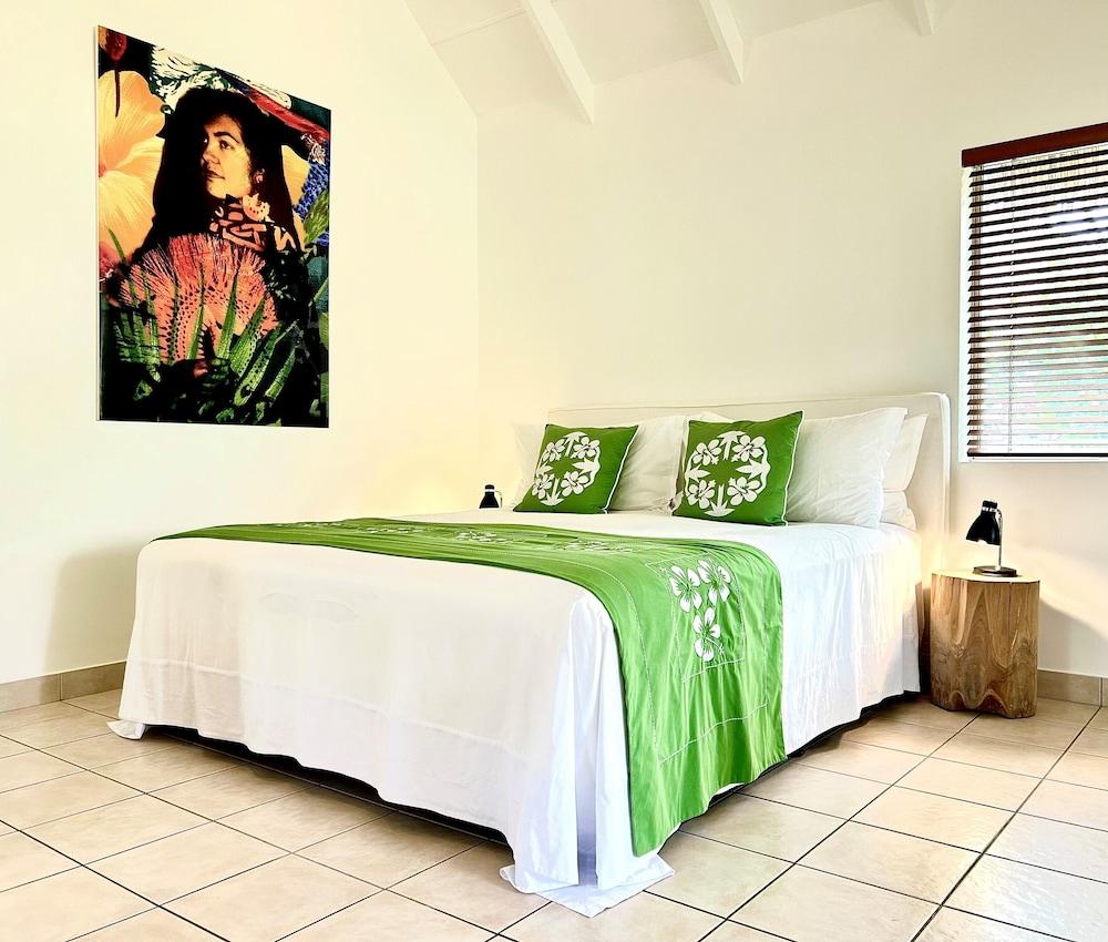 Motu Beachfront Art Villas — 9
