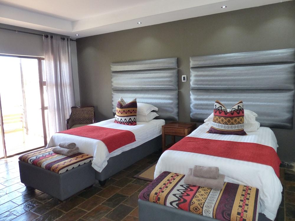 OPUWO COUNTRY HOTEL — 10