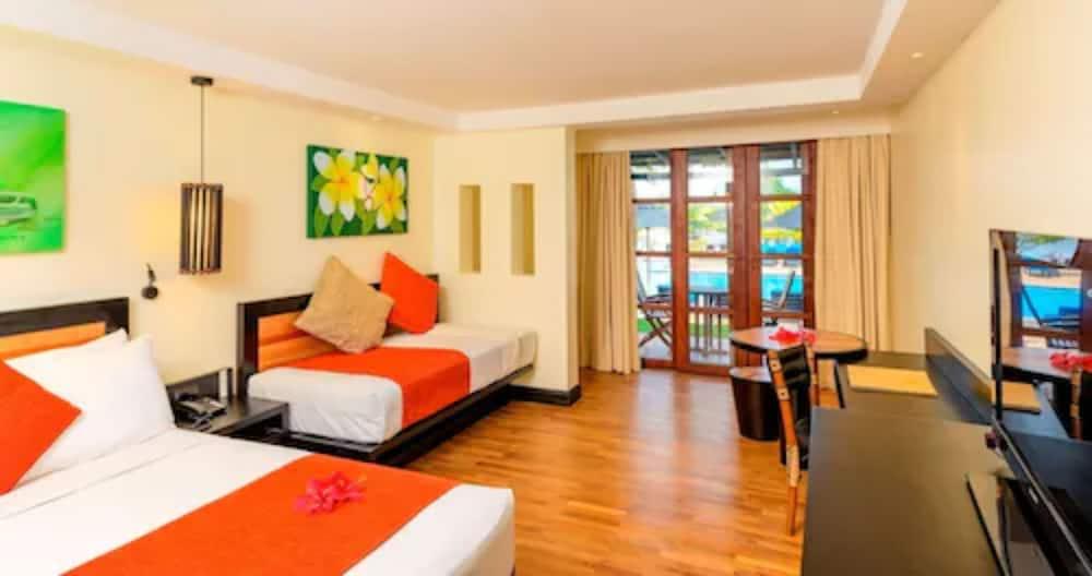 Warwick Fiji — 10