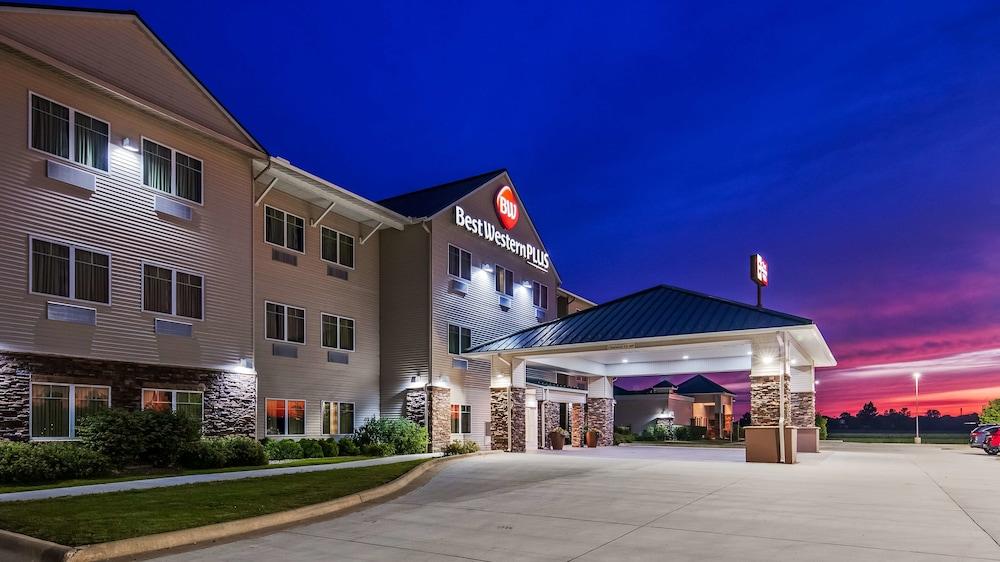 Green Mill Village Hotel & Suites, BW Signature Collection — 3