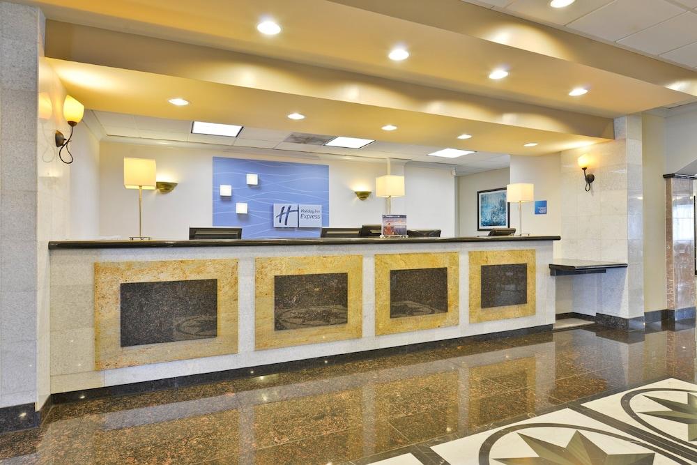 Holiday Inn Express and Suites Tacoma South Lakewood, an IHG Hotel — 5